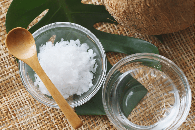 Copo de água e vasilha com flor de sal sobre mesa rústica, representando hidratação e minerais no jejum intermitente.